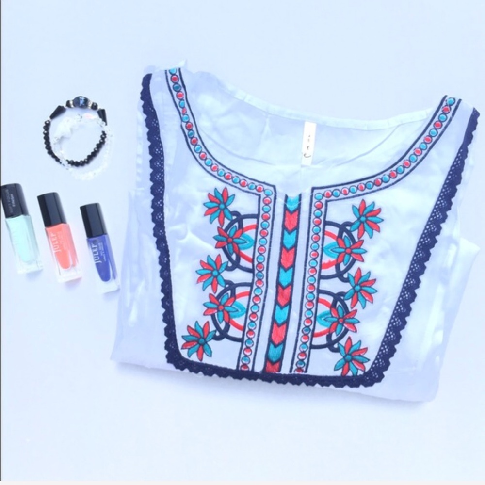 Beautiful embroidered blouse!! Multiple sizes! - Picture 2 of 4